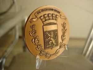 Medalha e título recebido em 2004 Cidadão Hononário Milly la Forêt França